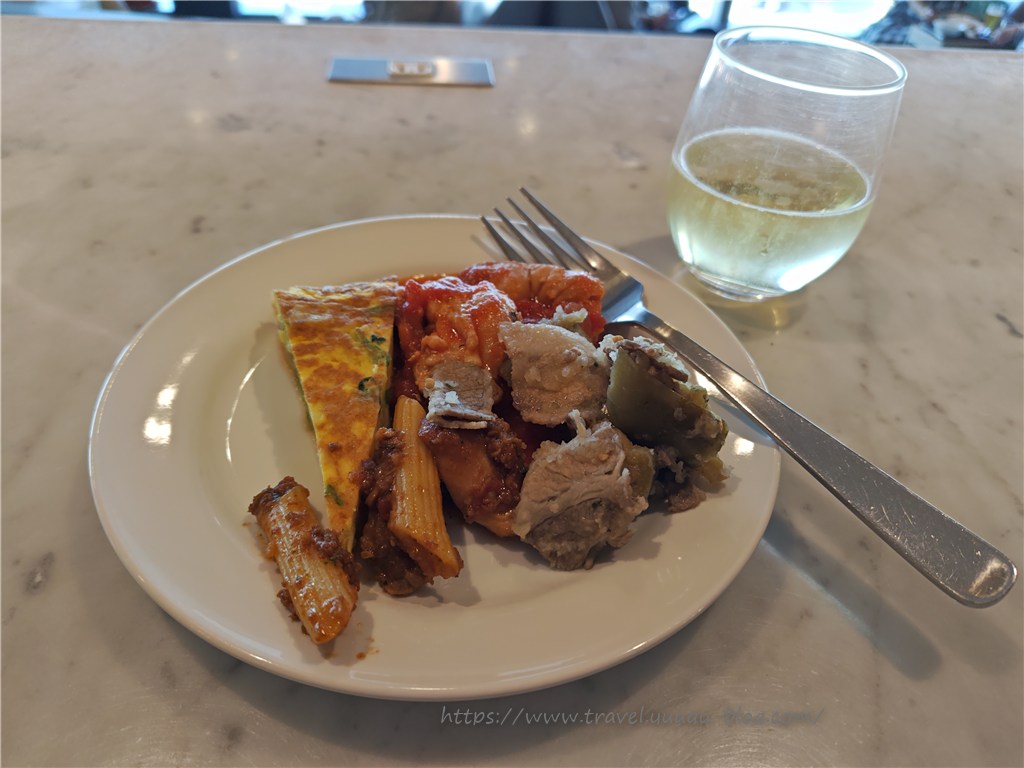 空港ラウンジでの軽食